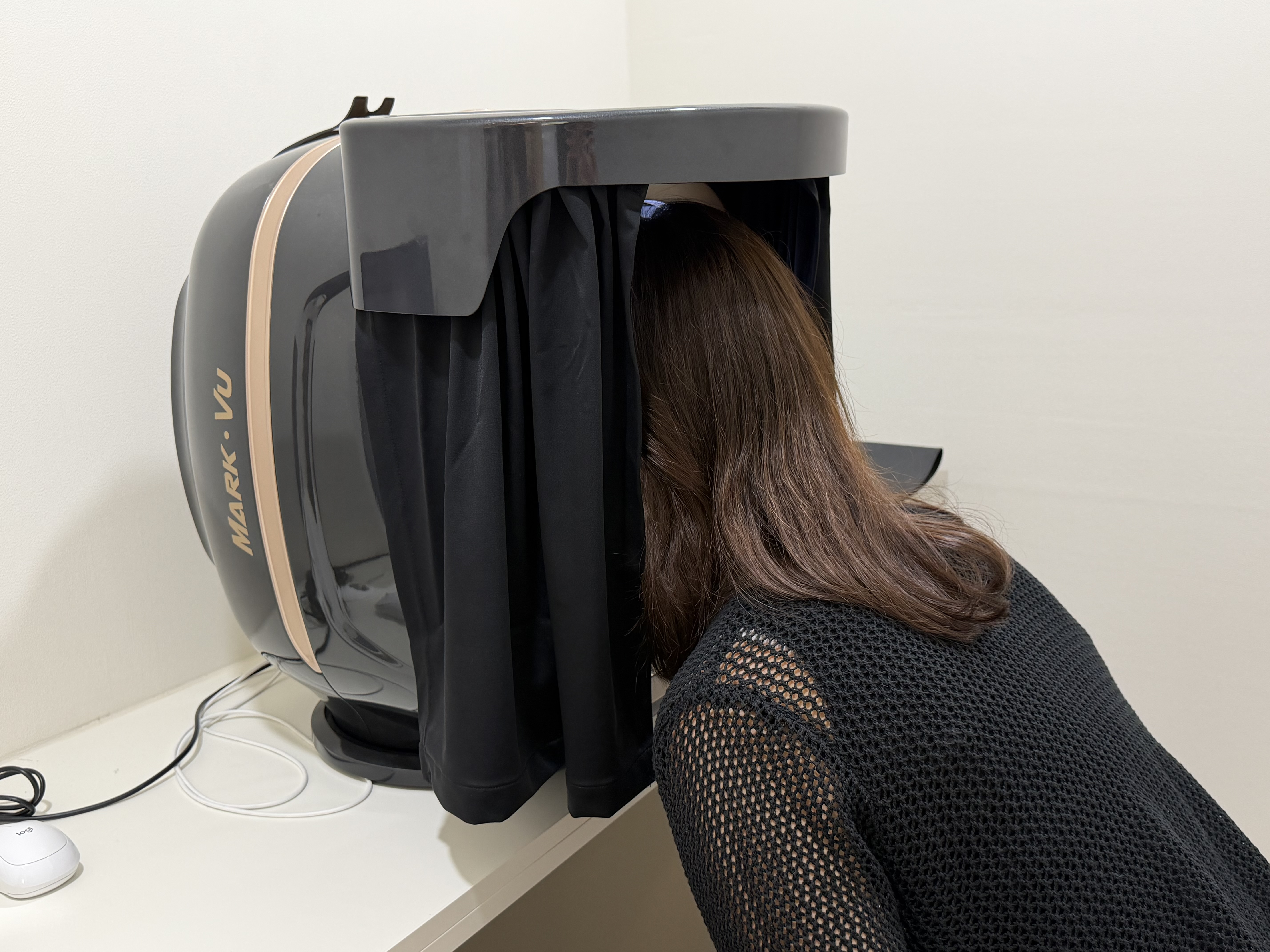 Professional skin analysis using Mark-Vu technology at SIA Clinic Gangnam